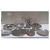 Silverplated serviceware lot: tea/coffee pot,