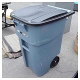 Rubbermaid wheeled 50 gallon trash container in