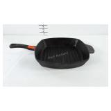 Cast iron skillet by Calphalon. Nice, ready to
