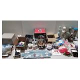 Mixed group with decanters, office supplies,