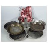 Bakeware, cake pans, pie plates and oven mitts