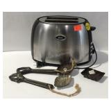 Oster toaster powers on, three small molds, and