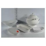 White ceramic serviceware lot: 3 small bowls are