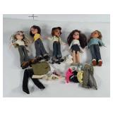 5 BRATZ dolls with clothes.
