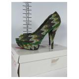 Ladies size 10 TWO LIPS heels. Nice condition and