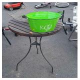 Outdoor Table with Accessories, 28" round top