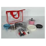Childs kitchenware toys.