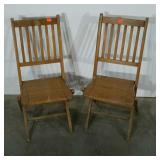Two vintage Thonet Mundus wooden folding chairs.