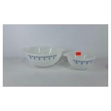 Pair of Pyrex Cinderella mixing bowls, 9" and 6"