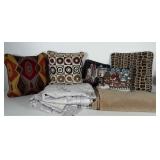 Textile lot: 2 blankets (brown one is usable, but