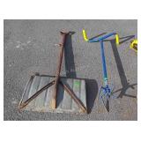 Shovel and garden claw