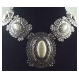 150 CT white howlite 20 inch Silvertone necklace
