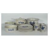 Pfaltzgraff Yorktowne dishes. Includes 6 dinner