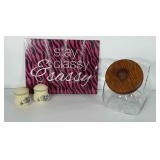 Kitchenwares: candy / cracker jar with wooden lid,