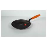 Lodge cast iron skillet with silicone handle