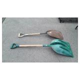 Tools, 2-Feed Scoops, one poly one steel