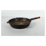 Cast iron skillet with wooden handle