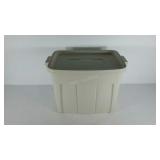 Rubbermaid Roughneck tote with lid, approximately
