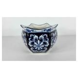 Blue & white ceramic planter, 10x7, seller code