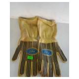 Pair of gloves with ford emblem, not sure how