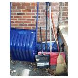 Group lot: Snow scoop, 2 snow shovels, round spade