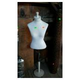 Dress form with adjustable height