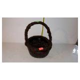Wicker basket with twisted twin handle and rim