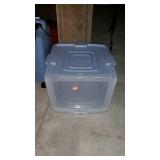 Pet food storage tote does have a crack in handle
