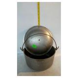 Aluminum Dutch oven with wire bail handle 10" and