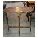 Oval top parlor / lamp table with turned legs and