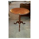 Mahogany pedestal lamp table with detailed edge,