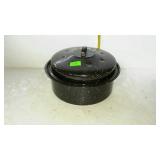 Enamel pan with lid, 10" diameter