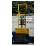 Look here guys, we got a hand crank lift, seller