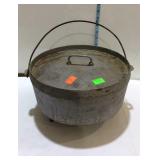 Cast iron chuck wagon pot with lid and wire bail