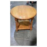 Oak round top table, measures 25 inches in dia.