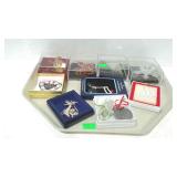 Tray lot of assorted ornaments.