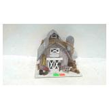 Birdhouse in shape of a barn.