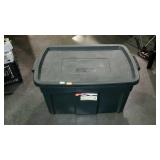 Rubbermaid Roughneck 31 gallon tote with lid