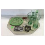 Tray lot, includes three Coke glasses, and cookie