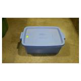Rubbermaid Roughneck short profile blue tote with