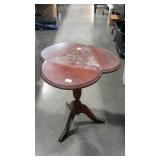 Clover drop leaf lamp stand, having the 3 clover