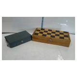 Game lot. Chess set and dominos.