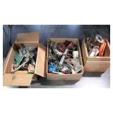 Group - extension cord, cordless drill, wire brush