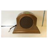 Table top speaker with metal housing