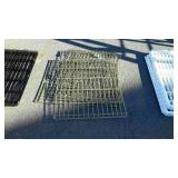 Dog play pen, is missing parts to hold it