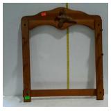 Wall mount gun rack wtih applied pheasant design -