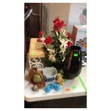 Misc home decor group, floral vase, kitchen sink