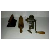 Kitchenware lot with meat grinder, bacon press,