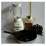 Kitchenware lot - Black & Decker blender, cast