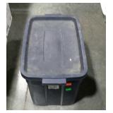 Tote with lid - Rubbermaid Roughneck 18 gallon